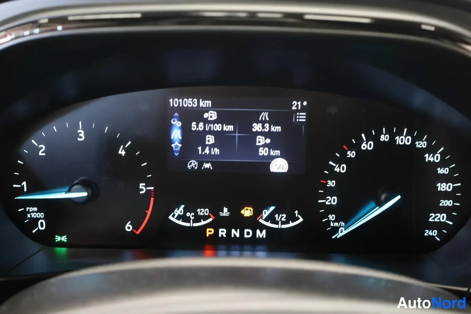 Muu: Kojelaudan mittaristo ilmoittaa kilometrimääräksi 101053 km, vaihdevalinta P R N D M ja nopeusmittarin maksimi 240 km/h.