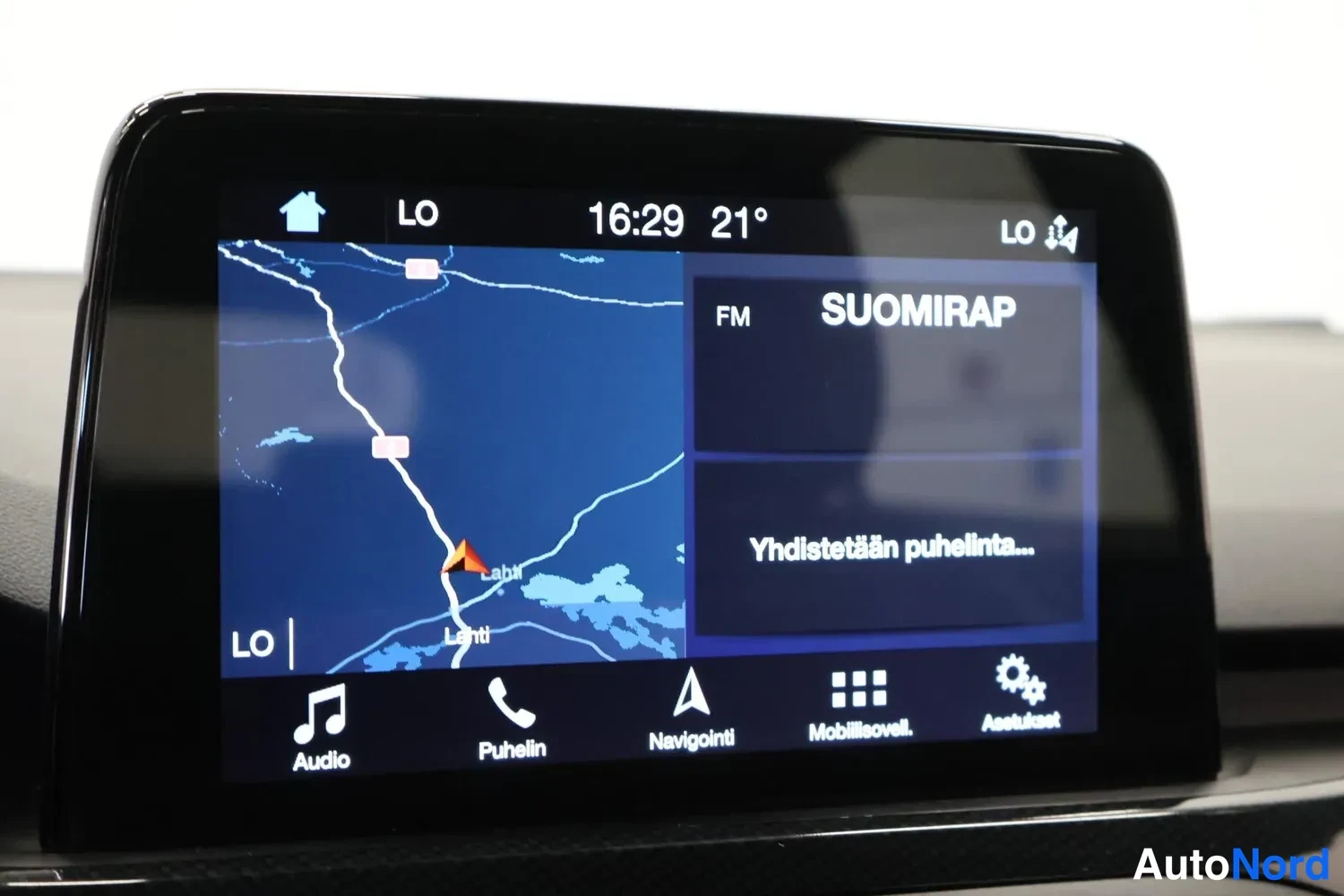 Muu: Ford Focusin infotainment-näyttö näyttää navigointikarttaa ja radioasemaa SUOMIRAP.