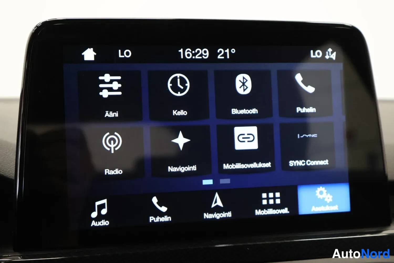 Muu: Ford Focusin infotainment-näytön asetusvalikko Ääni-, Kello-, Bluetooth- ja Radio-toiminnoilla.