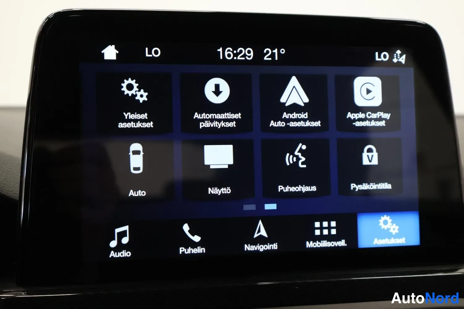 Muu: Ford Focusin infotainment-näytön asetukset Apple CarPlay- ja Android Auto -valikoilla.