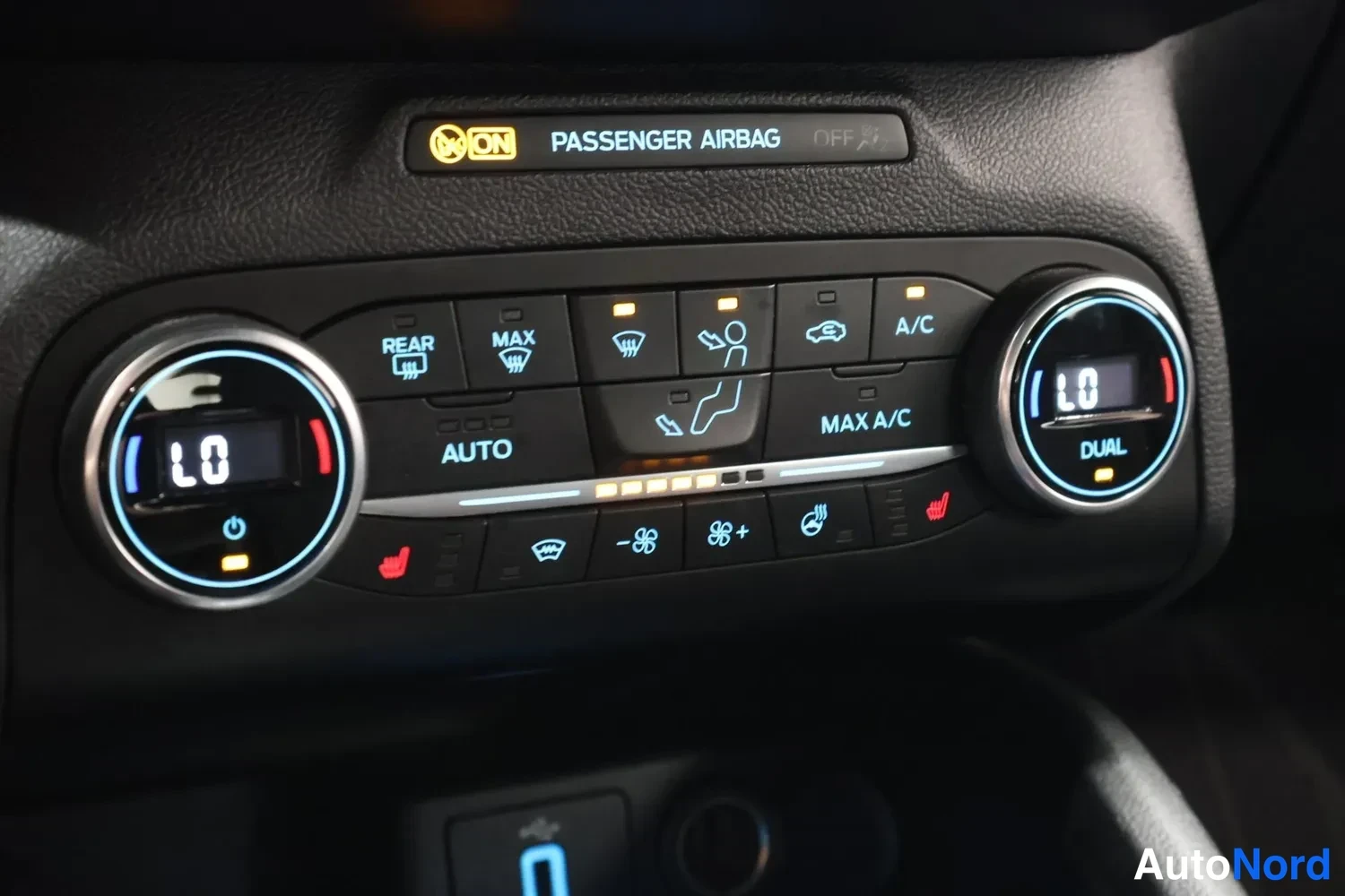 Muu: Automatiikkailmastointipaneeli pyöreillä näytöillä (lämpötila 1.0), toiminnoilla REAR, MAX, AUTO, A/C, MAX A/C ja DUAL, ylhäällä PASSANGER AIRBAG -tilavalvontav