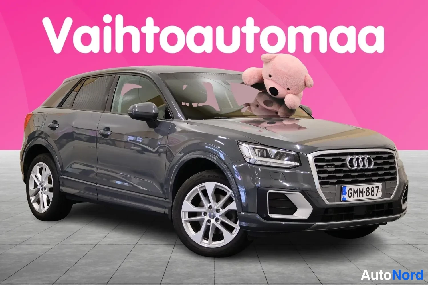 Etuviisto, nokka oikealle: Audi Q2 farmi auton etukulma, tummanharmaa, rekisteritunnus