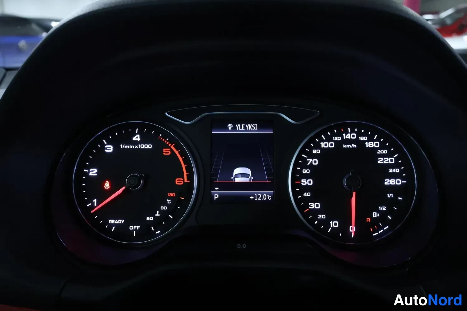 Muu: Mittaristo, jossa analoginen kierroslukumittari (1/min x 1000) ja nopeusmittari aina 260 km/h, keskellä ruutu tekstillä YLE YKSI ja vaihde P sekä ulkolämpötila