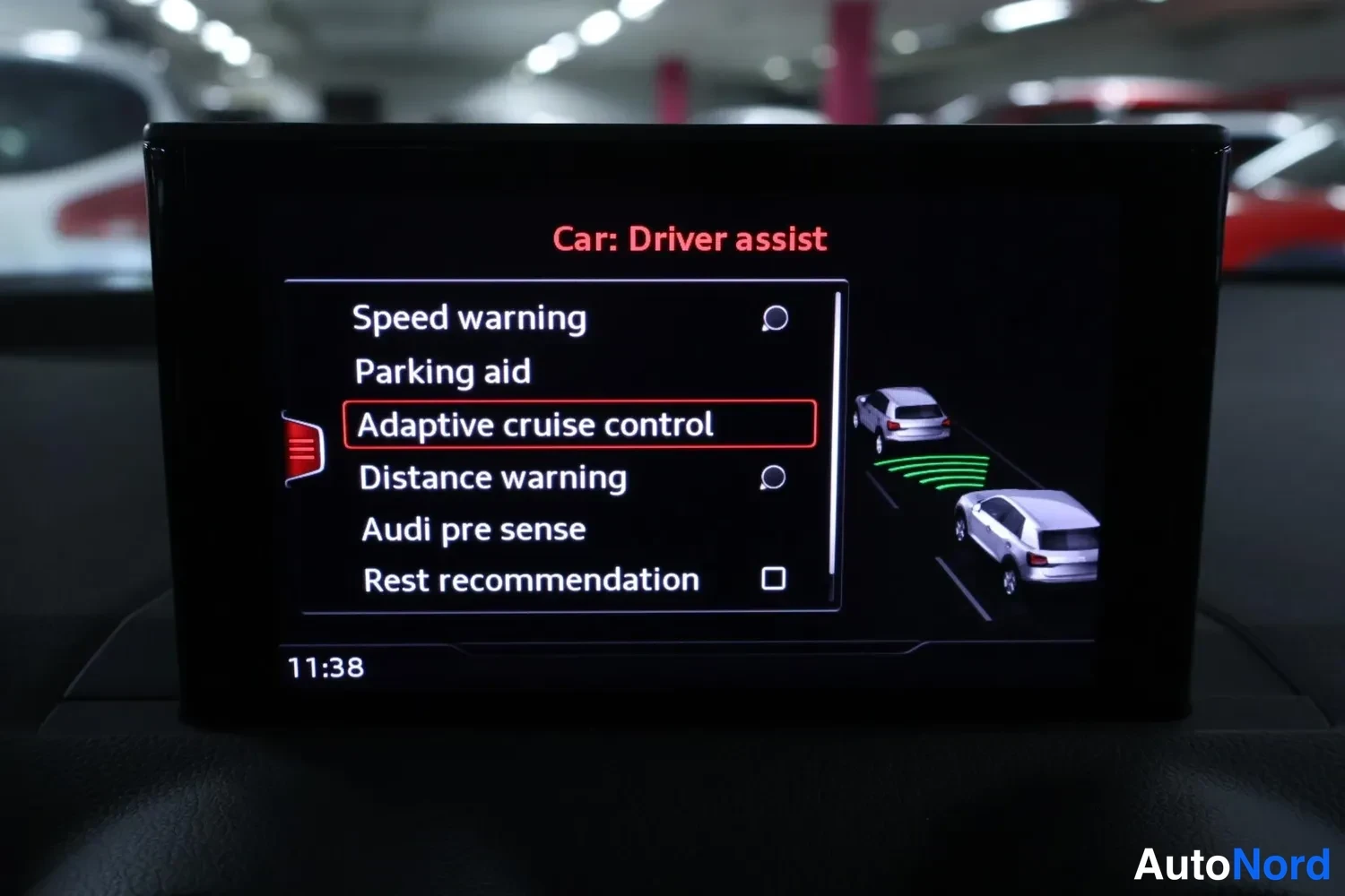 Muu: Auton näytön kuljettajan avustimet -valikko, jossa valittuna adaptive cruise control.
