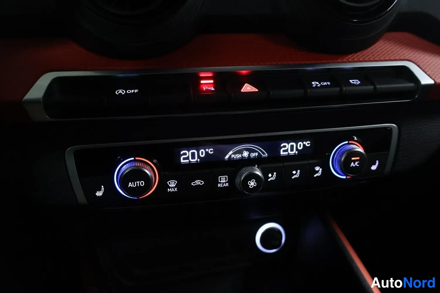 Muu: Keskitunniston automaattinen klimaanotermostaatti näytöllä 20,0 °C molemmin puolin, AUTO- ja A/C-painikkeet.