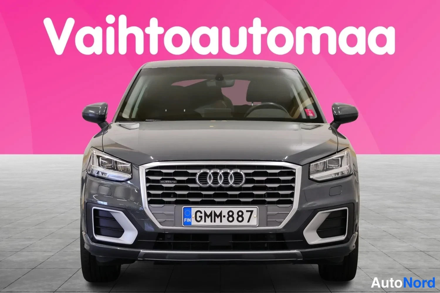 Edestä: Audi Q2 farmi suora etunäkymä, tummanharmaa, rekisteritunnus
