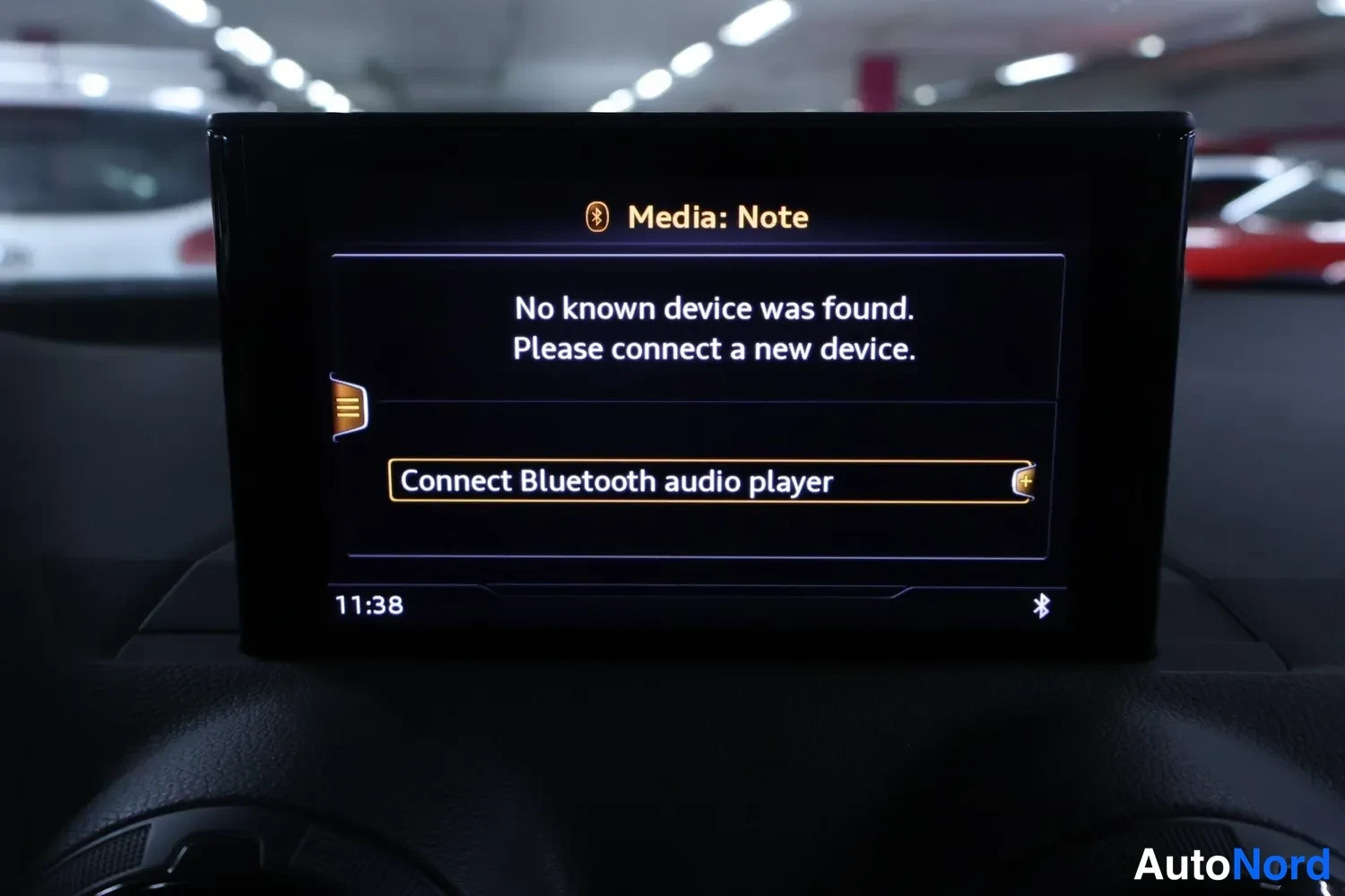 Yksityiskohta: Sisäkuva auton infotainment-näytöstä: Bluetooth-mediavalikko ilmoittaa 'No known device was found' ja valittuna on kohta 'Connect Bluetooth audio player'.