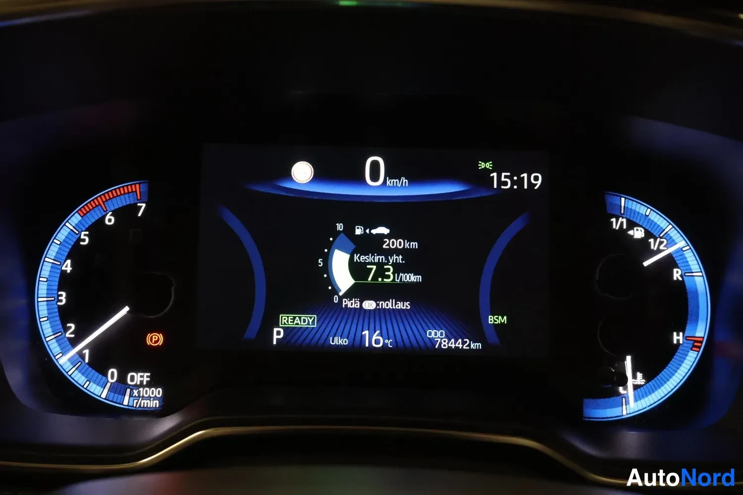 Yksityiskohta: Mittaristo hybridiauton näytöllä: 0 km/h, valmis READY-tila, keskiarvokulutus 7,3 l/100km, ulkolämpötila 16 °C, matkamittari 78442 km.