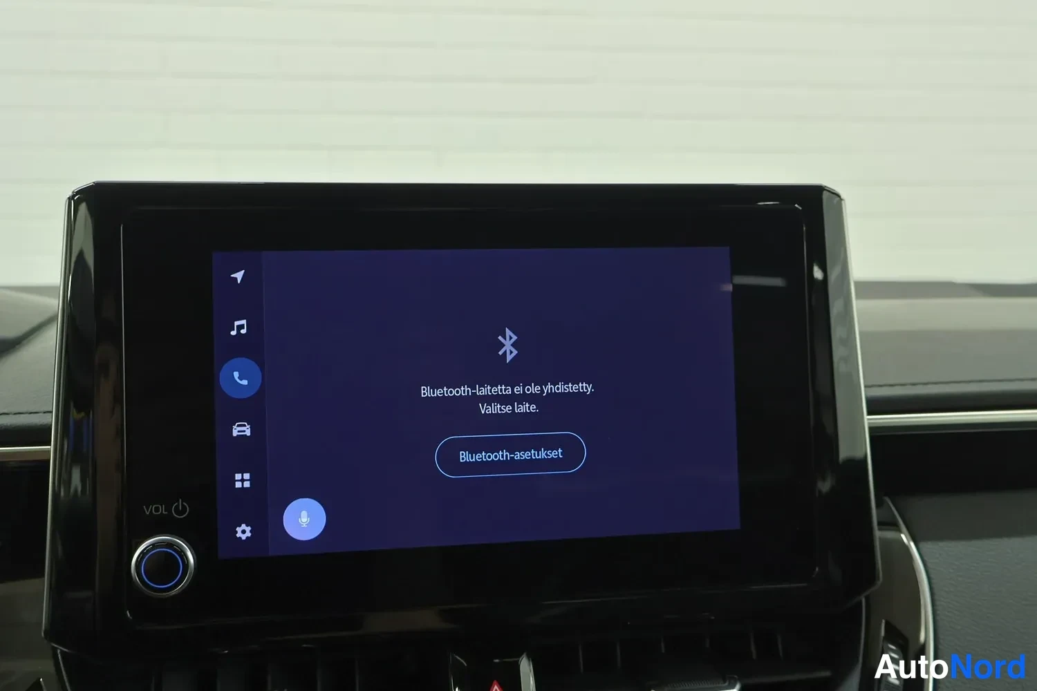 Muu: Auton kosketusnäytön Bluetooth-näkymä, jossa teksti 'Bluetooth-laitetta ei ole yhdistetty. Valitse laite.' ja painike 'Bluetooth-asetukset'.