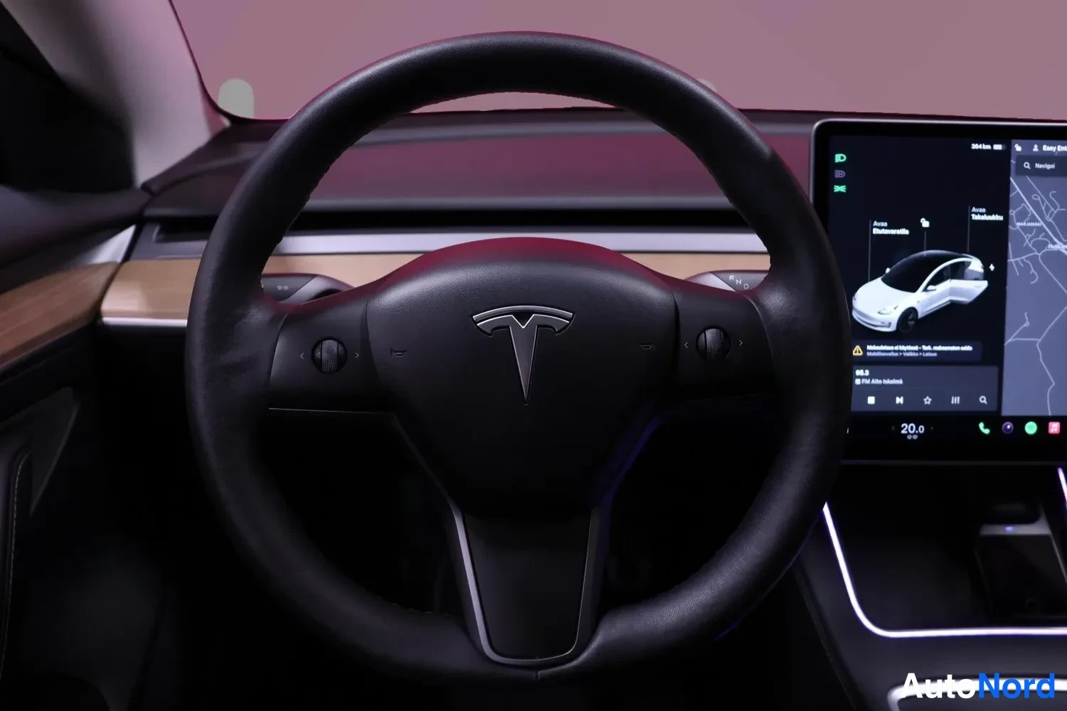 Muu: Ohjaamossa Tesla-logollinen ohjauspyörä ja oikealla keskitorven näyttö kartalla.