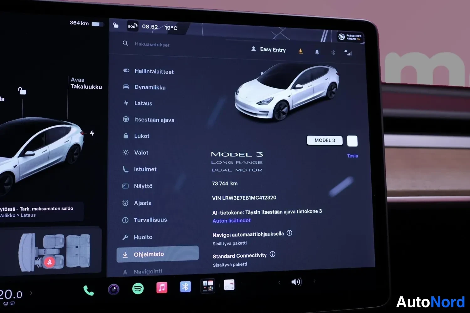 Yksityiskohta: Kosketusnäyttö, jossa ajoneuvon tiedot: MODEL 3 LONG RANGE DUAL MOTOR, 73 744 km, VIN LRW3E7EB1MC412320 ja auton kuva.