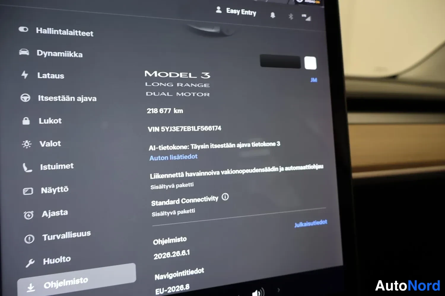 Muu: Tesla Model 3:n ohjelmistovalikko näytöllä: 'MODEL 3 LONG RANGE DUAL MOTOR', 218 677 km, VIN 5YJ3E7EB1LF566174, ohjelmisto 2026.26.6.1.