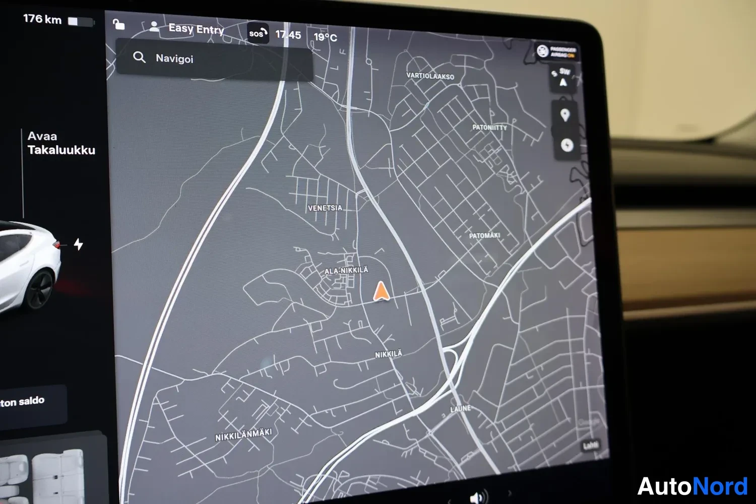 Muu: Tesla Model 3:n navigointinäkymä näytöllä: kartta alueesta Nikkila Vartiolaakso Patoniitty Patomäki Ala-Nikkilä Nikkilänmäki, hakukenttä 'Navigoi', ulkolämpötil