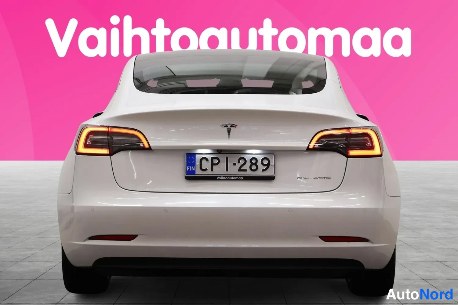 Takaa: Valkoisen Tesla-sedinin suora takanäkymä, rekisterikilpi CP I-289.
