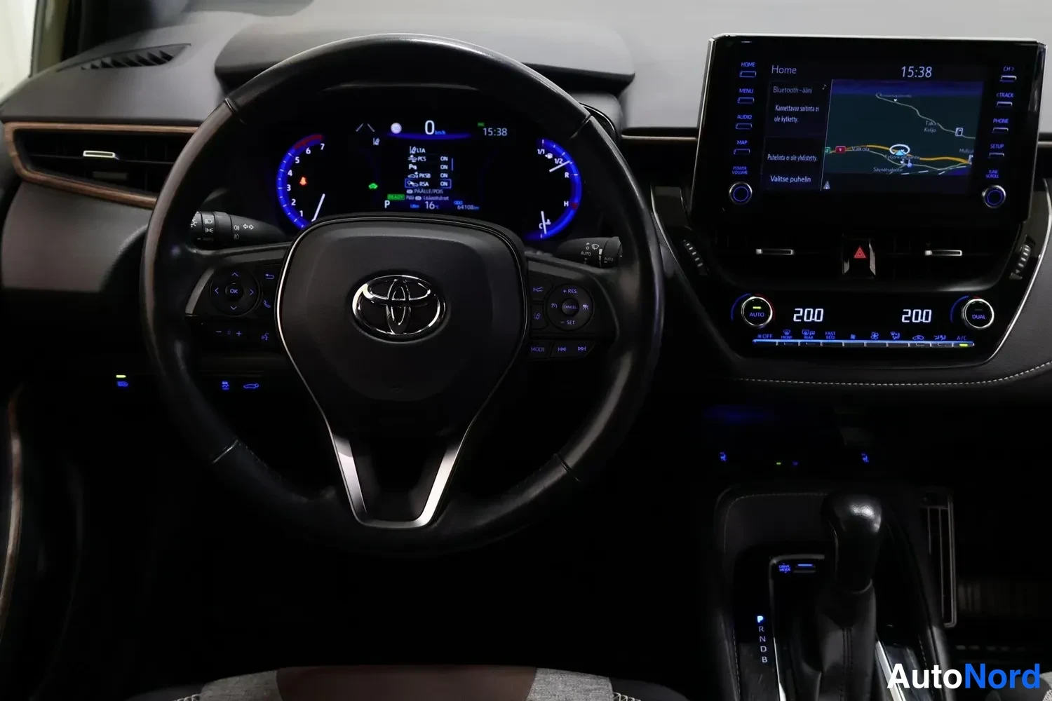 Muu: Toyota-ohjauspyörä, digitaalinen mittaristo ja kosketusnäytöllinen radiota, automaattivaihteen valitsin.