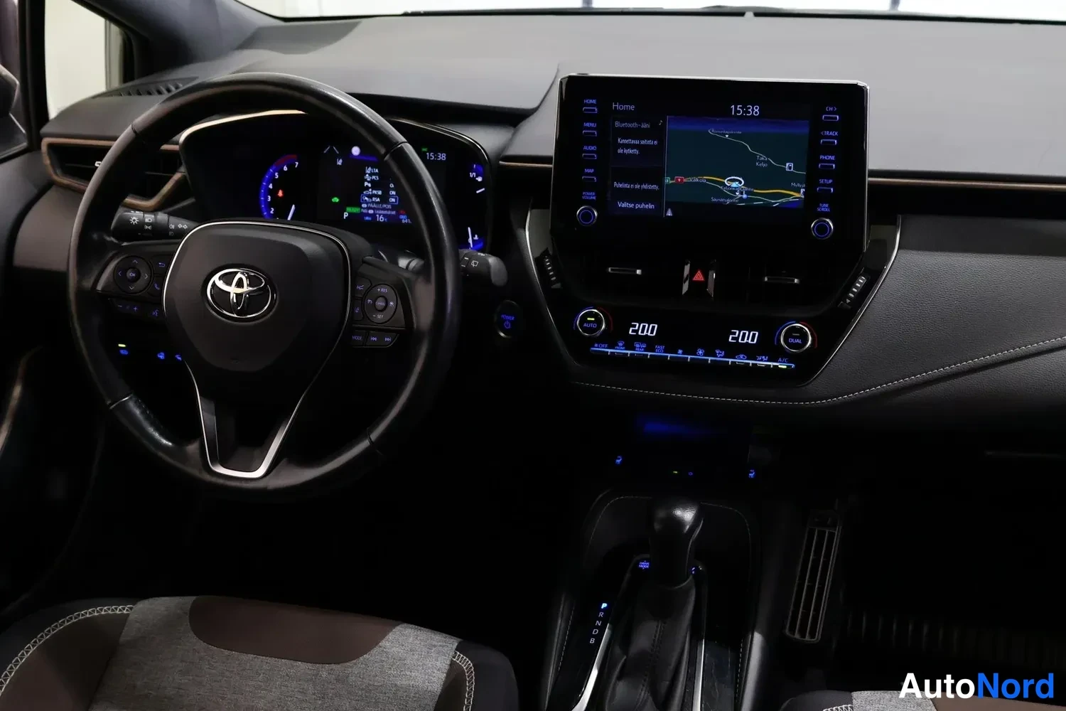 Muu: Kuljettajan puolen kojelauta ja ohjaamo: Toyota-ohjauspyörä, digitaalinen mittaristo ja kosketusnäytöllinen viihdejärjestelmä, jonka näytössä lukee muun muassa