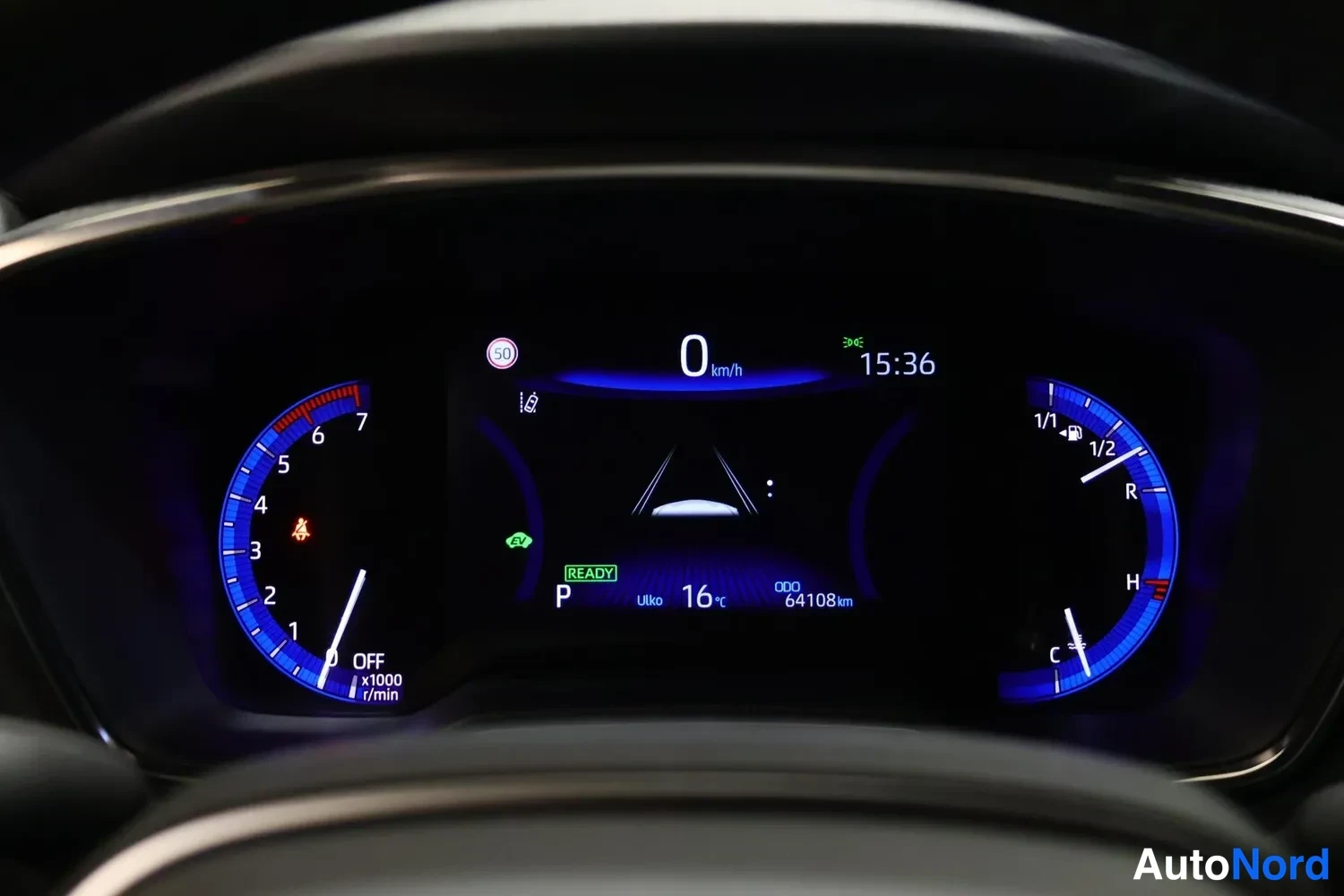 Yksityiskohta: Digitaalinen mittaristo: nopeus 0 km/h, ajoneuvo valmiustilassa (READY), Lukko-merkki, ulkolämpötila 16 °C ja matkamittari 64108 km.