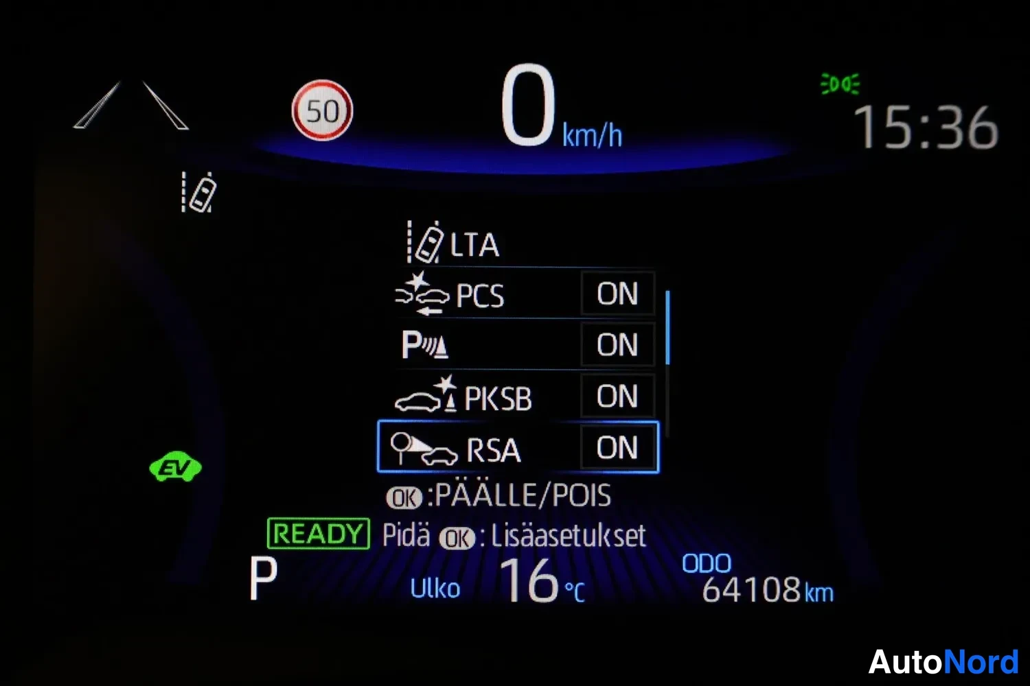 Yksityiskohta: Mittariston kuljettajan avustajien asetusnäkymä: PCS ON, PKSB ON, RSA ON, READY ja ODO 64108 km.