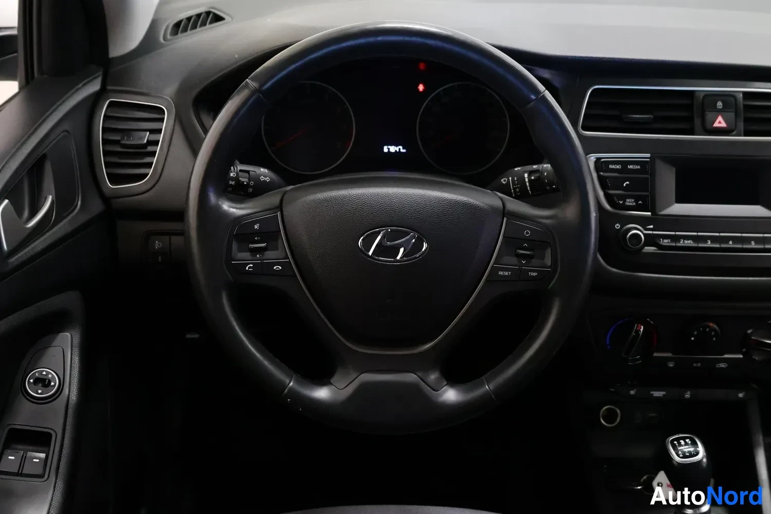 Muu: Hyundai-ohjauspyörä, mittaristo ja keskikonsoli radio- ja lämmitysnapeilla, manuaalivaihteen vipu alaoikealla.