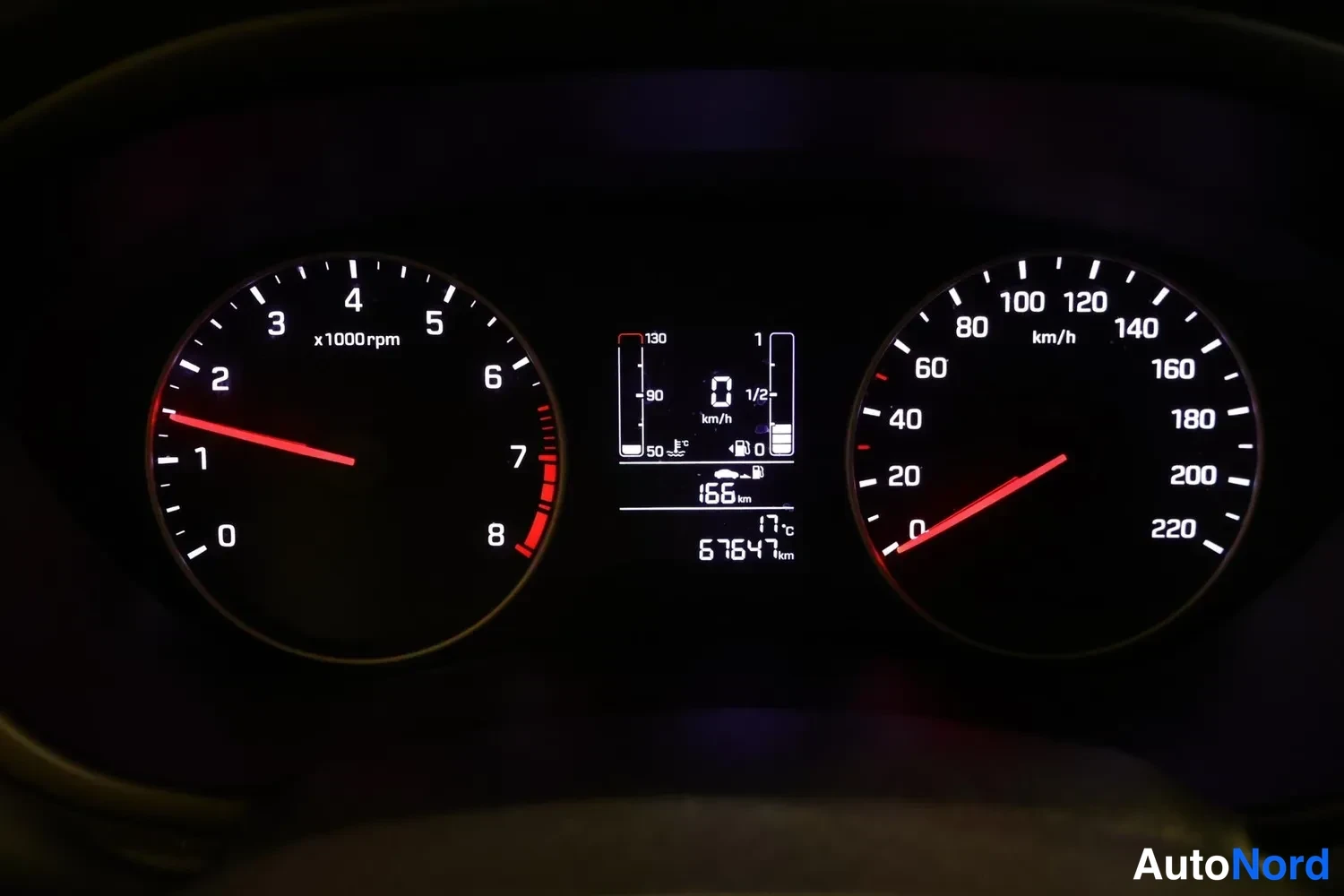 Muu: Kojelaudan mittaristo: kierroslukumittari ja nopeusmittari, näytössä kokonaislukema 67647 km, triplalukema 166 km, lämpötila 17 °C.