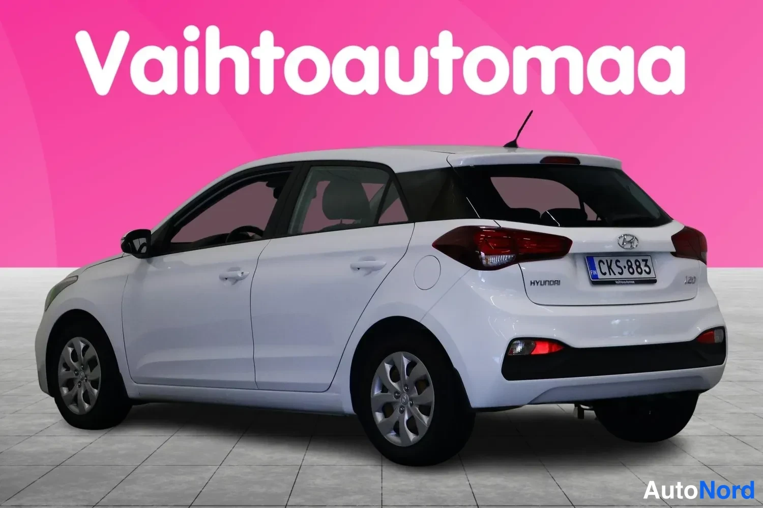 Takaviisto: Valkoinen Hyundai viistosti takaa oikealta, rekisteri.