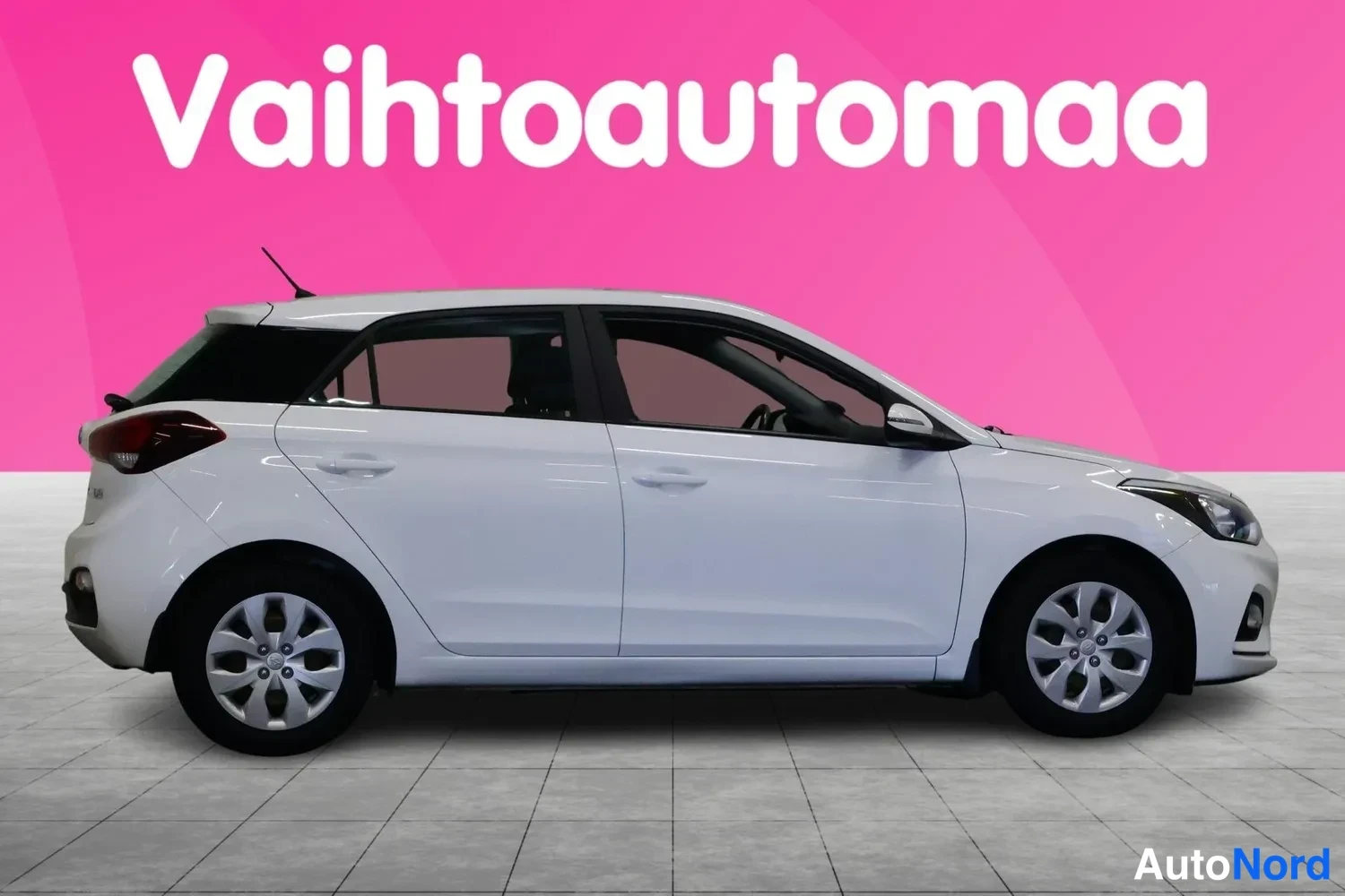 Etuviisto, nokka oikealle: Hyundai i20 -farmarivälinen sivukuva, nokka oikealla, valkoinen koripinta ja musta lasikatto.