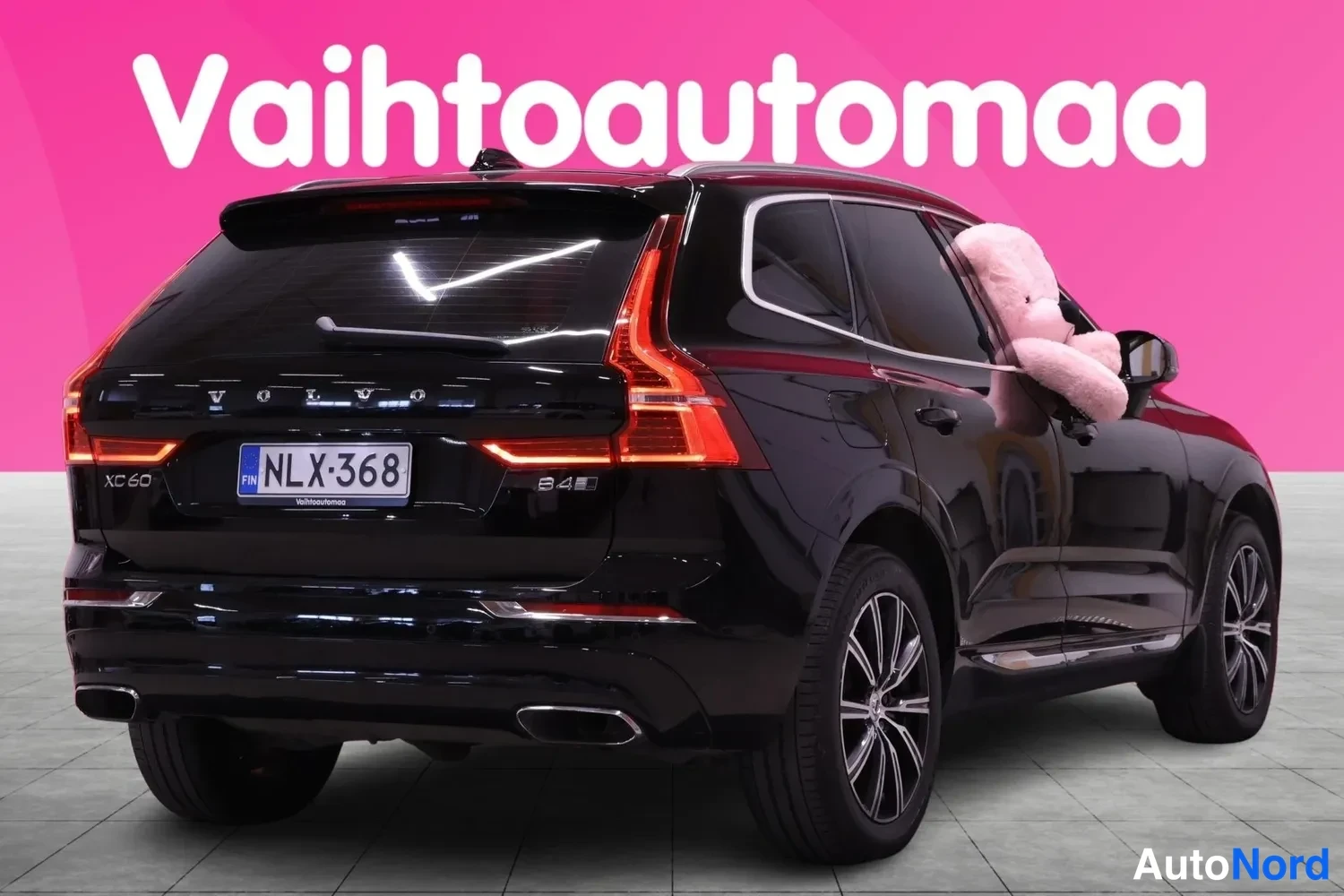 Takaviisto: Mustan Volvo XC60:n takakolmasosa vasemmalta, XC60-merkintä ja rekisterikilpi näkyvät peräluukussa.