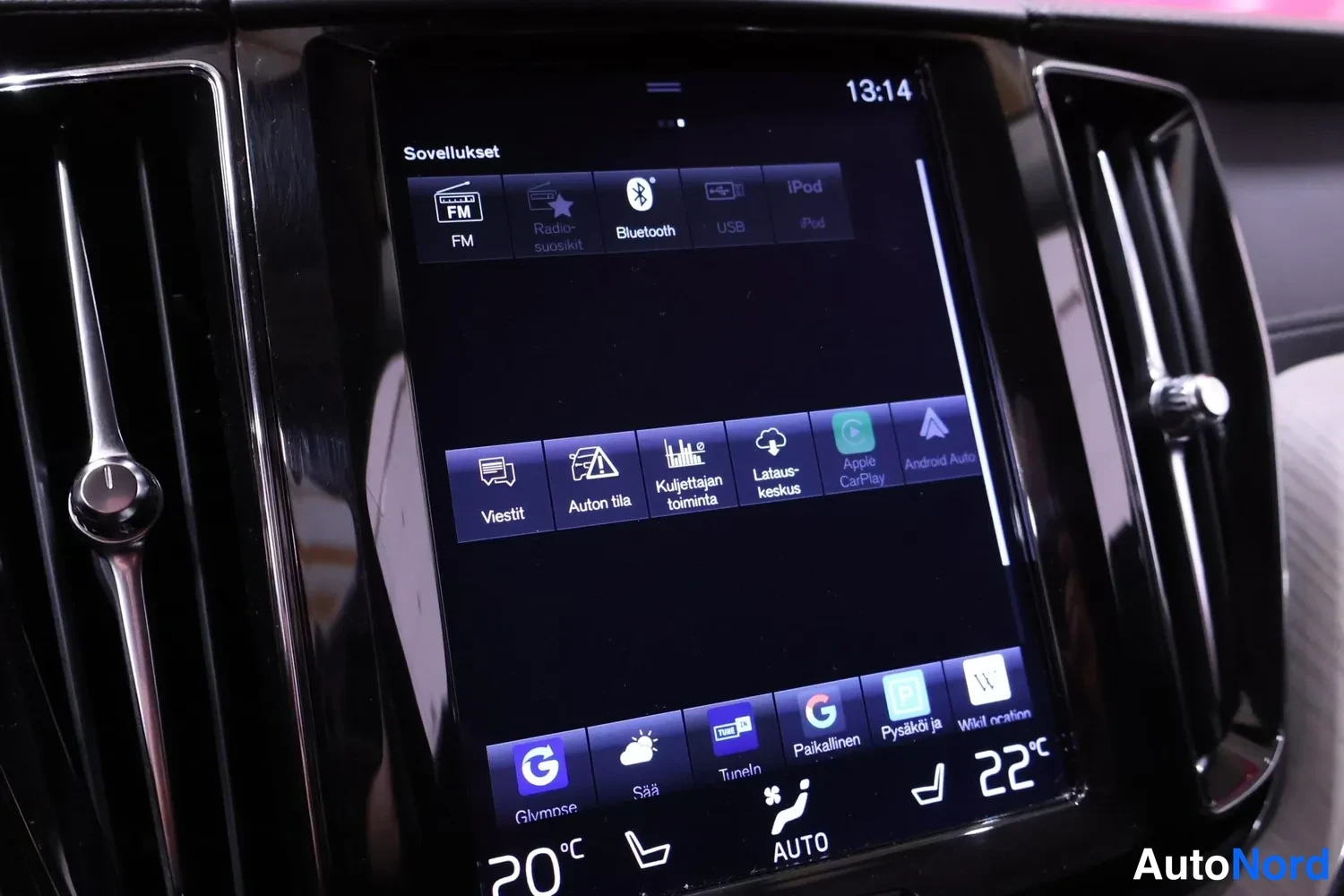 Muu: Keskikonsolin kosketusnäyttö näyttää Sovellukset-valikon, jossa ovat mm. FM-radio, Bluetooth, USB, Apple CarPlay ja Android Auto. Alareunassa kahden vyöhykkeen