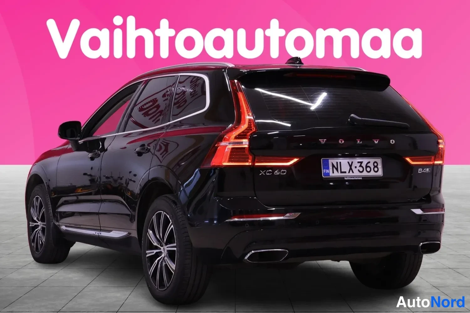 Takaviisto: Mustan tilavaunun takanäkymä kolmesta neljäsosasta, rekisterikilpi, VOLVO- ja XC60-tekstit kannessa.