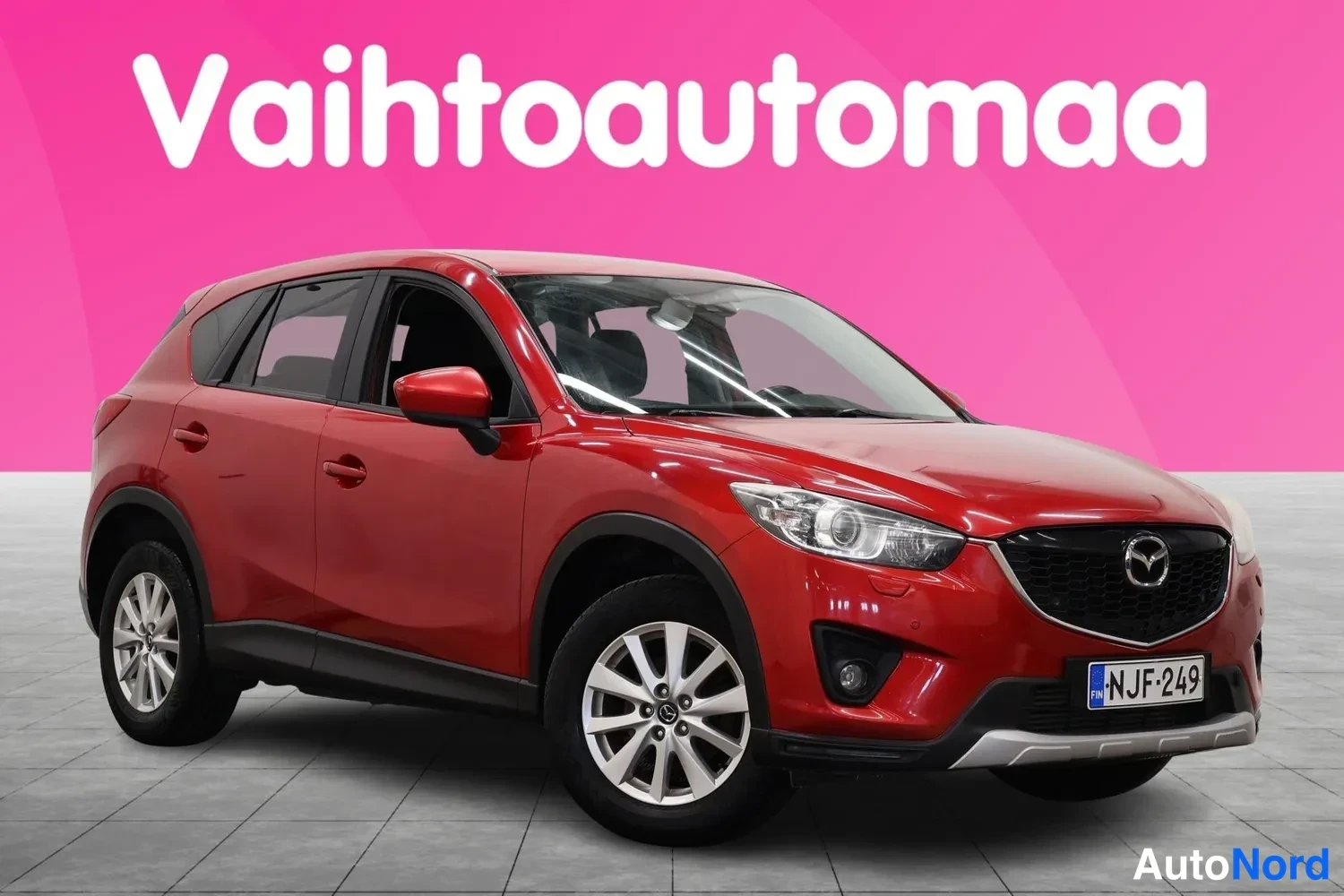 Etuviisto, nokka oikealle: Punainen Mazda CX-5 farmuri kulmasta edestä oikealta, rekisterikilpi.