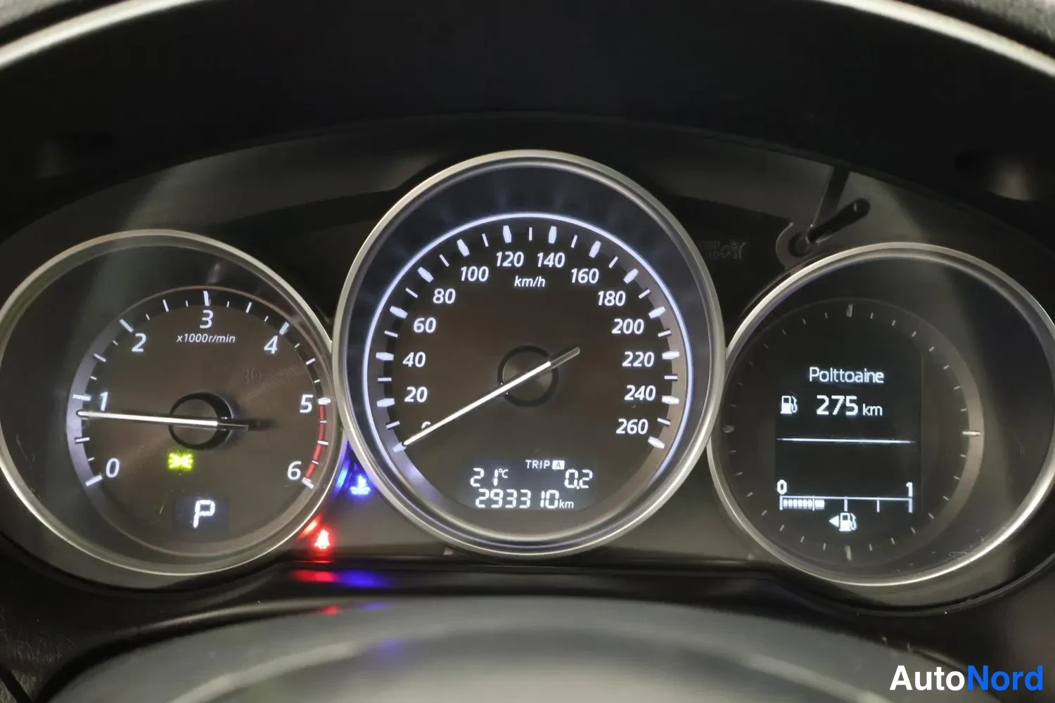Muu: Mittariston lähikuva: nopeusmittari 260 km/h asti, kierrosmittari, polttoainenäyttö 'Polttoaine 275 km', matkalaskuri 29331,0 km, vaihde P.