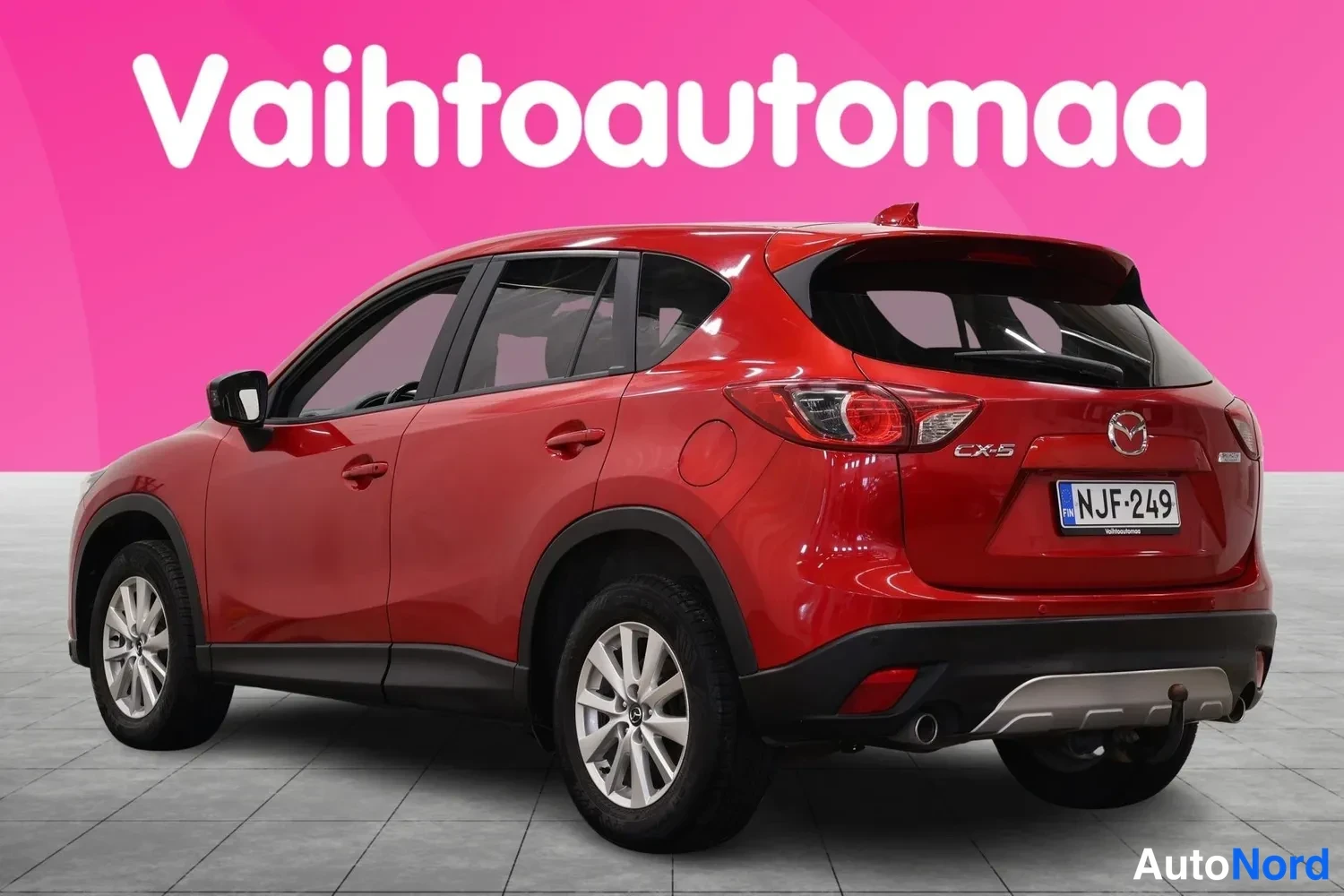 Takaviisto: Punaisen Mazda CX-5:n takakulmanäkyvistä, rekisterikilpi, vetokoukku takapuskassa.