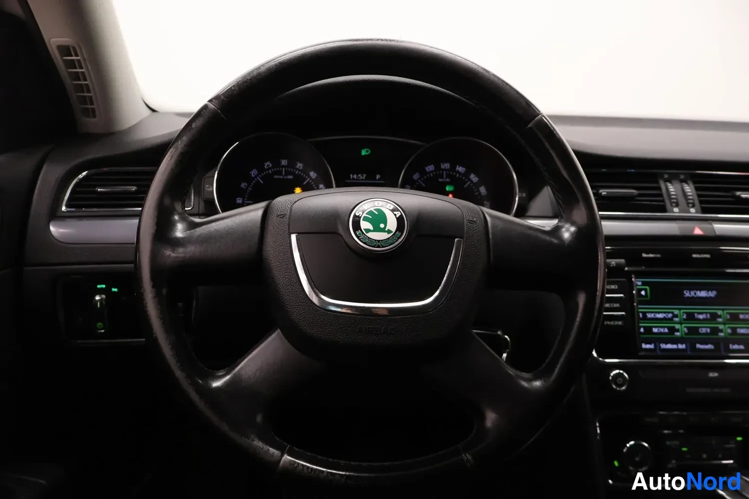 Muu: Kuljettajan näköinen sisänäkymä: Škoda-ohjauspyörä, instrumenttien ja infotainment-näytön osia.
