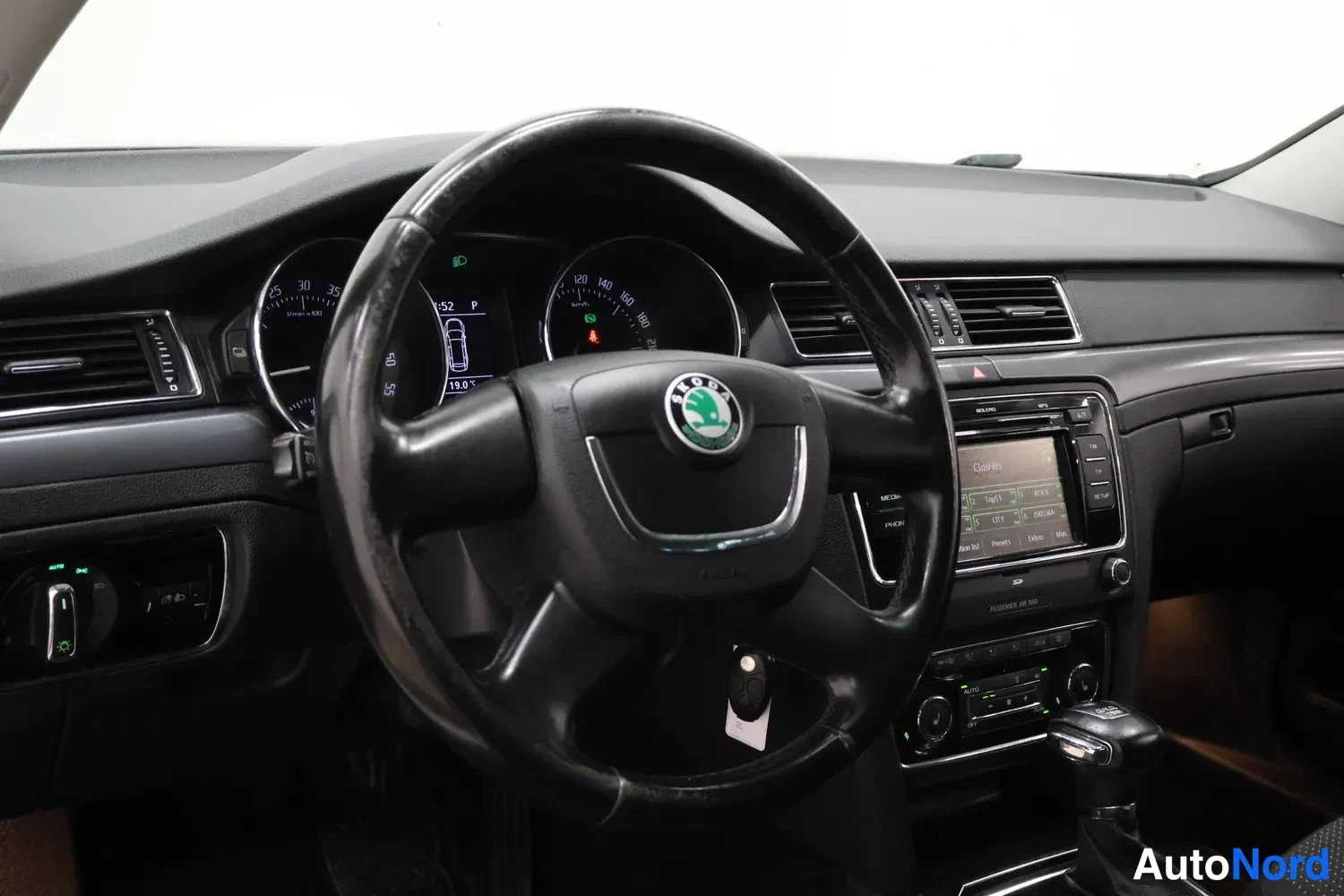 Muu: Kuljettajan näköinen sisänäkymä: Škoda-ohjauspyörä, instrumenttien ja infotainment-näytön osia.
