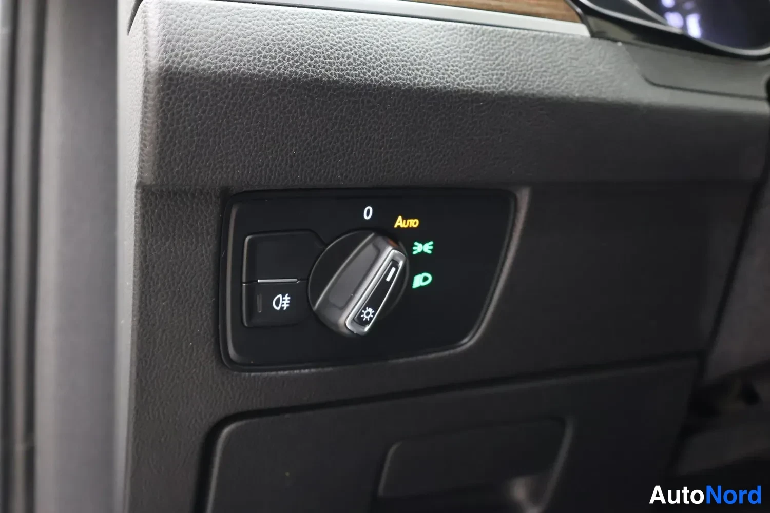 Yksityiskohta: Ajovalokatkaisija, jossa on Auto-, sumu- ja ajovaloyhdistelmä -asemot.