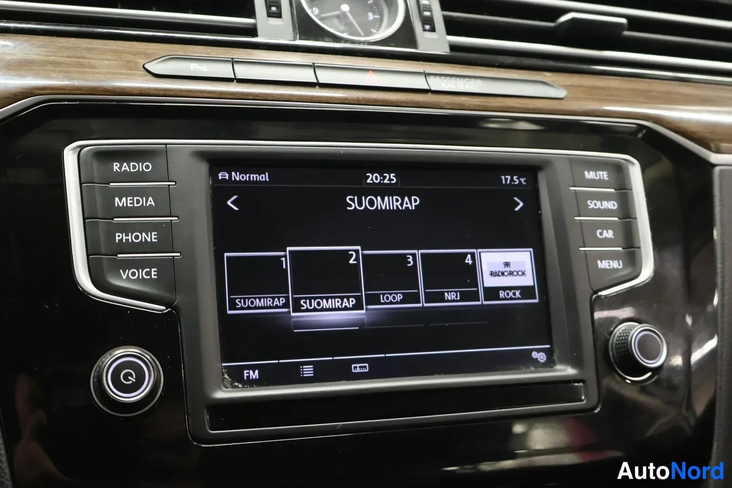 Muu: Volkswagenin kosketusnäyttö radiovalikossa, kanavalista tekstillä SUOMIRAP, LOOP, NRJ, ROCK ja RADIO ROCK, kellonaika 20:25 ja lämpötila 17,5 °C.