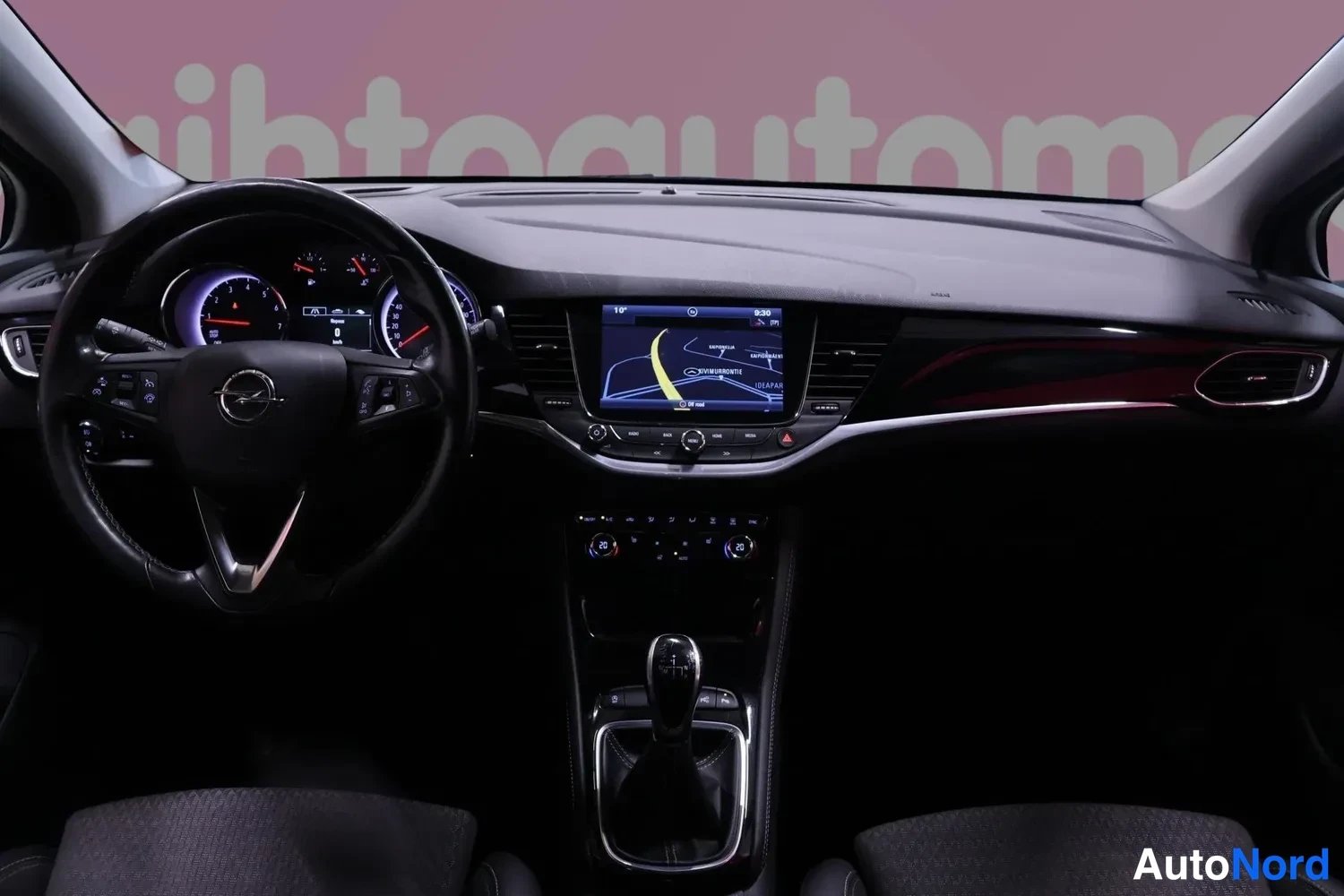 Muu: Kojelauta ja keskikonsoli: Opel-merkillä varustettu ohjauspyörä, digitaalinen näyttö, navigointinäyttö ja manuaalivaihteisto.