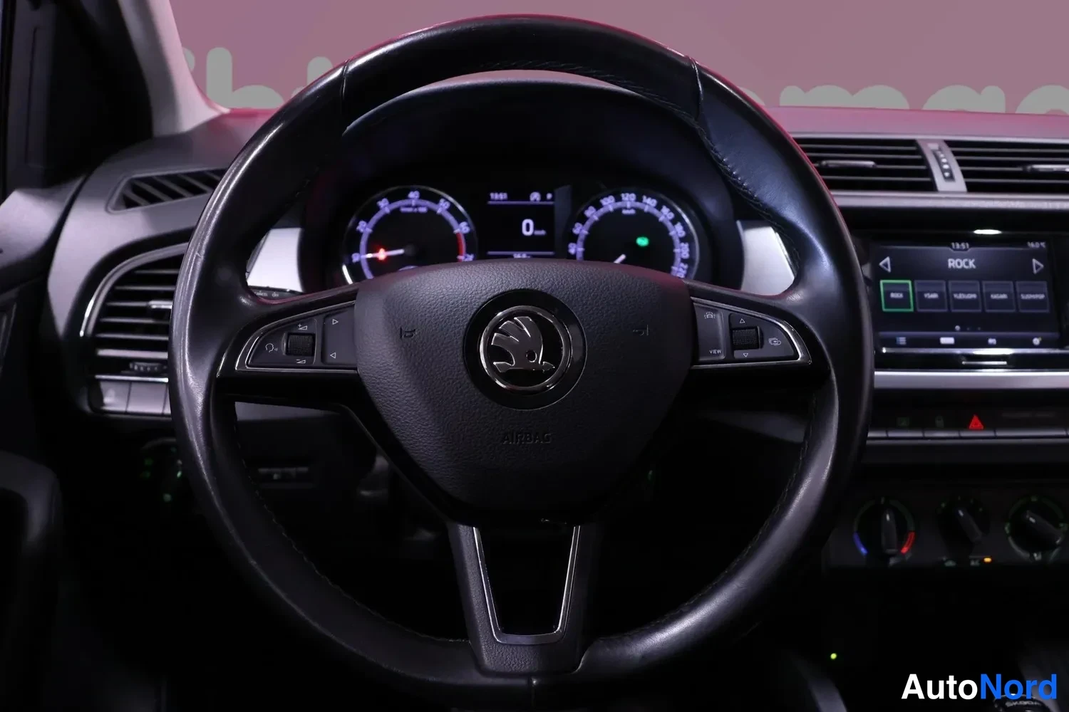 Muu: Skoda-ohjauspyörä lähikuvassa, AIRBAG-merkintä ja monitoimipainikkeet näkyvissä.