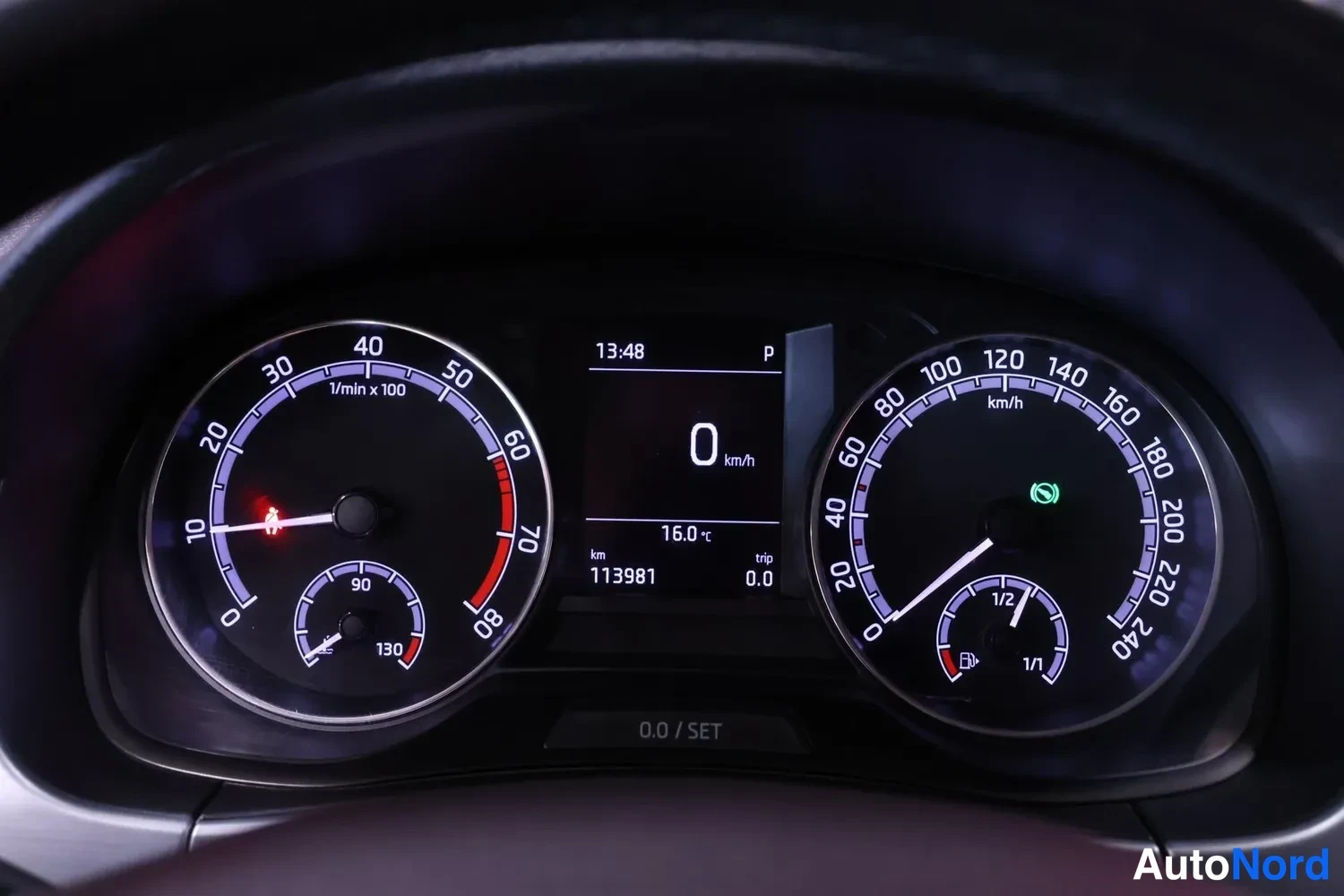 Muu: Kojeiston mittaristo: nopeusmittari asteikolla 0–240 km/h ja kierroslukumittari asteikolla 0–8 (1/min x 100), keskellä näyttö, jossa lukema 0 km/h, kirjain P, k