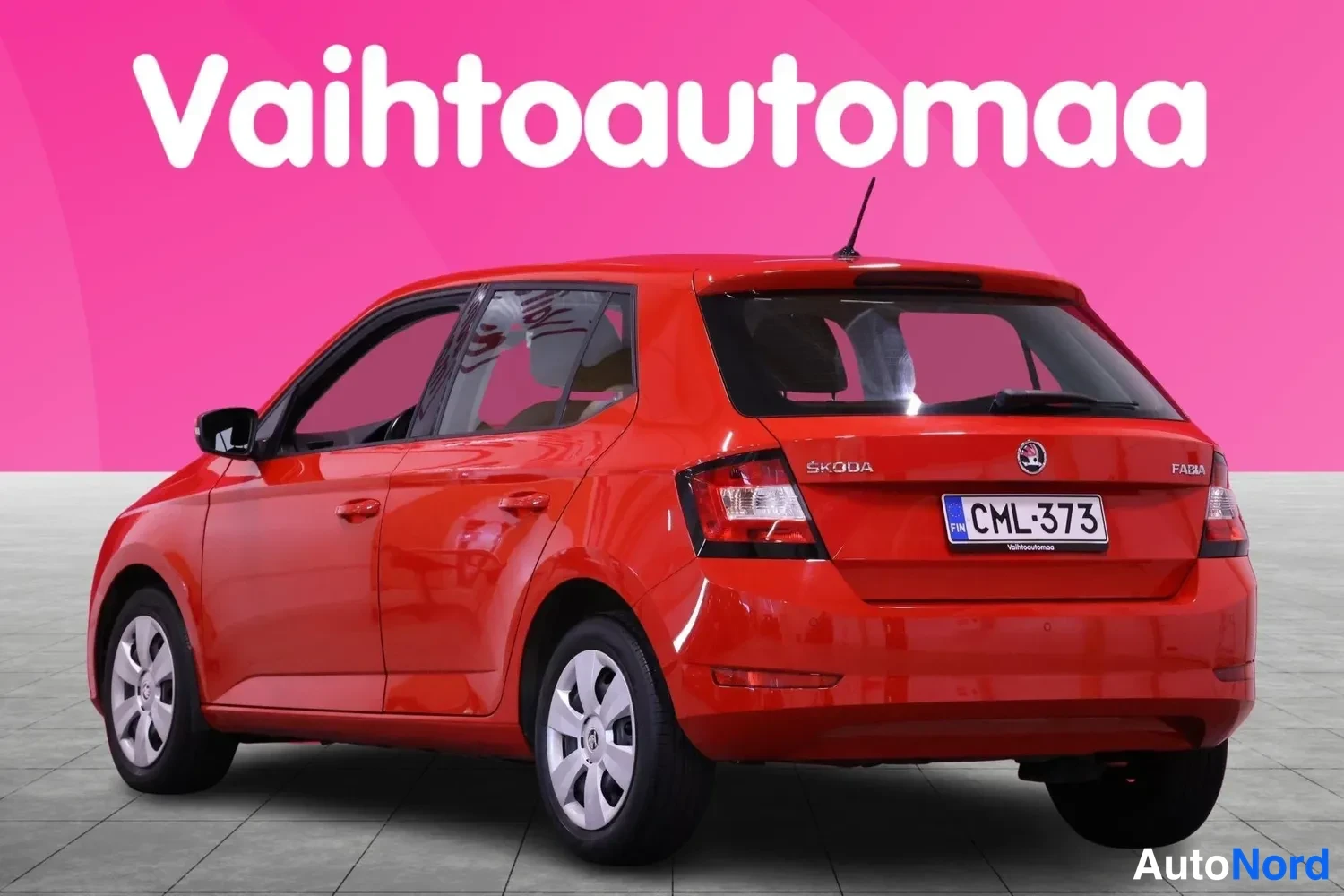 Takaviisto: Punaisen hatchbackin takakulmanäyttö rekisterikilvellä ja Skoda-merkinnällä