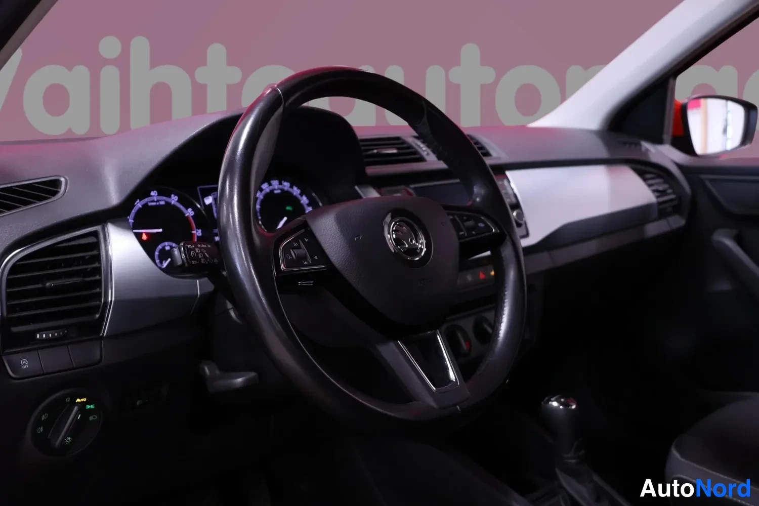 Muu: Ohjaamo vasemmalta: Skoda-ohjauspyörä, kojelauta, instrumentit ja manuaalivaihteen keksi.