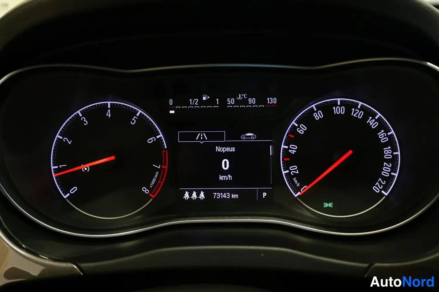 Muu: Kojelautamittarit: nopeusmittari ja kierroslukumittari, näytössä Nopeus 0 km/h ja lukema 73143 km.