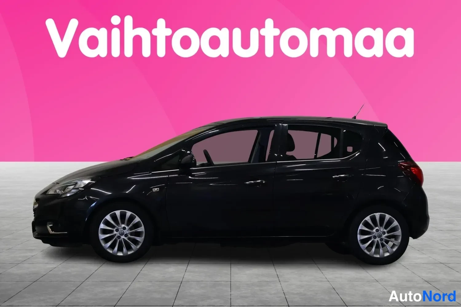 Sivulta: Mustan hatchbackin sivukuva oikealta puolelta, pinkki tausta.