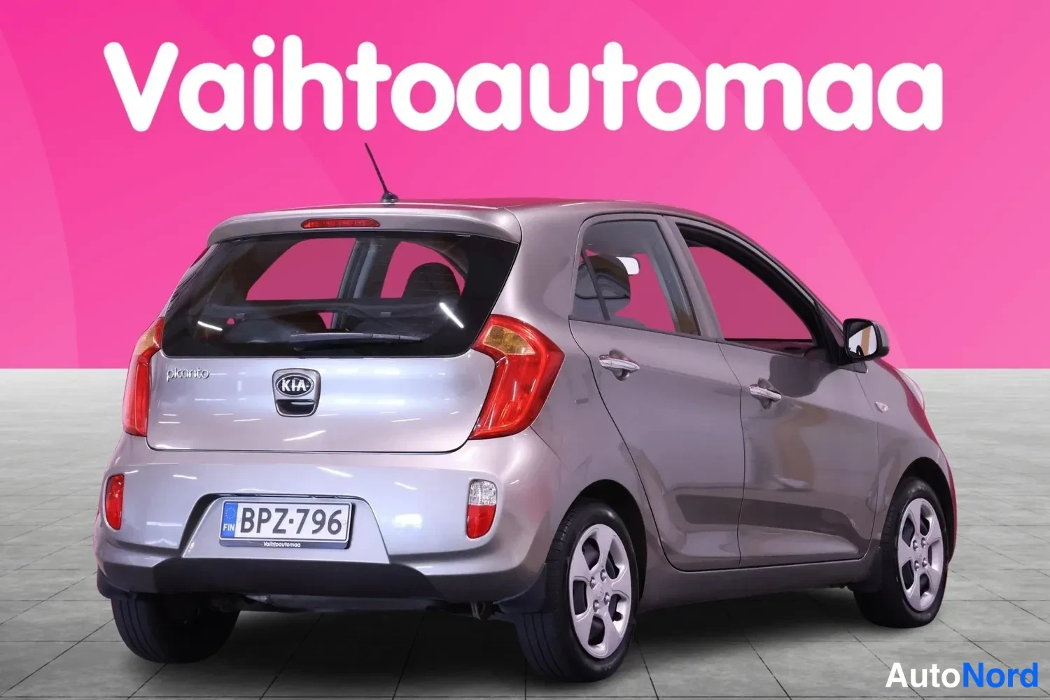Takaviisto: Kia Picanto -henkilöauto takanurkkakuvassa rekisterillä.