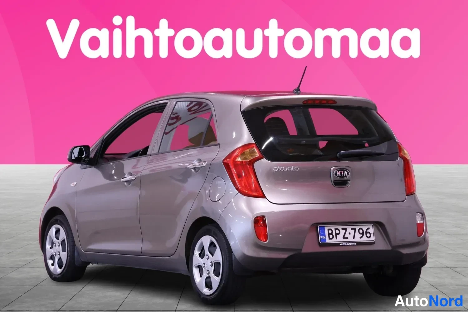 Takaviisto: Auto takaa- ja sivulta kuvattuna, rekisterikilpi.
