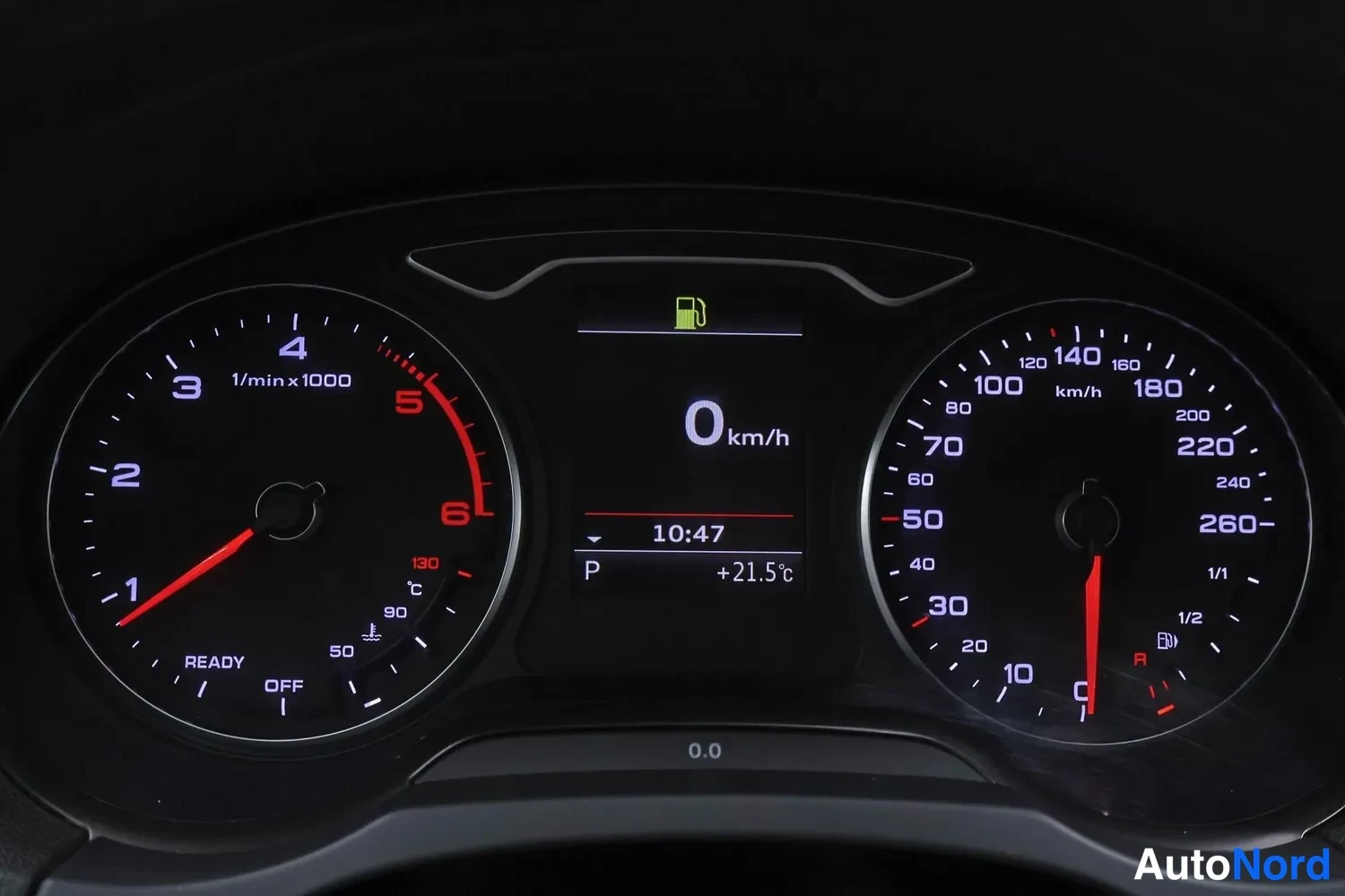 Edestä: Lähikuva mittaristosta: tachometri 1/min x 1000, nopeusmittari 0–260 km/h, keskellä näyttö 0 km/h, P, 10:47 ja +21,5 °C, vasemmalla READY-merkintä.