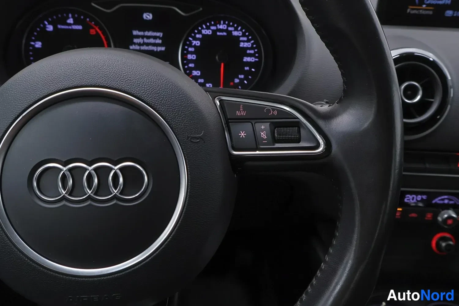 Yksityiskohta: Ohjauspyörän nappulat ja mittaristo, Audi-logo, sisäkuva