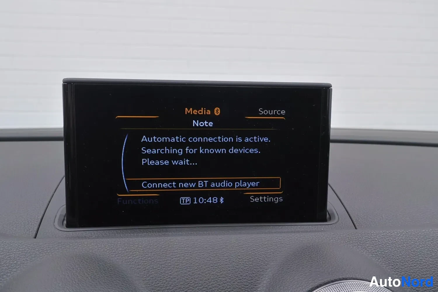 Yksityiskohta: Keskinäytön Media-valikko, Bluetooth-yhteyden haku, teksti Connect new BT audio player