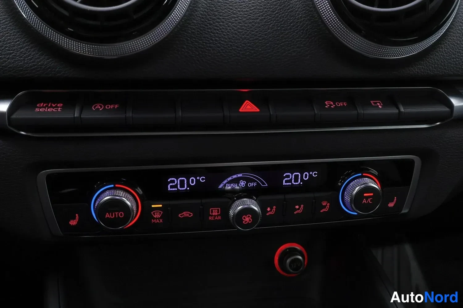 Yksityiskohta: Dashboard close-up featuring a digital climate control panel showing '20.0°C' on both left and right sides with red/blue illuminated dials for temperature adjus
