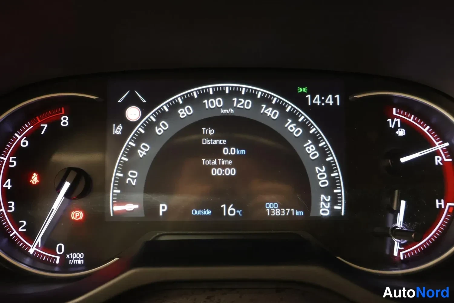 Yksityiskohta: Kojetaulu: mittarit näyttävät 138371 km, lämpötila 16 °C, vaihdelaatikko P-asennossa ja kello 14:41.